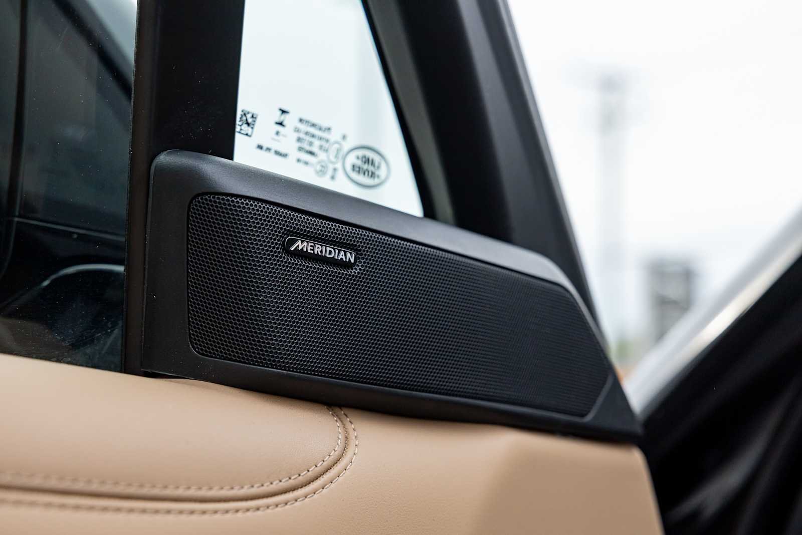 New 2027 Santorini Black Land Rover SE image 12