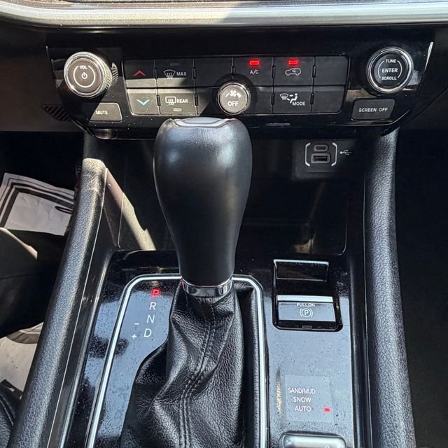 Used 2024 White Jeep Latitude image 22