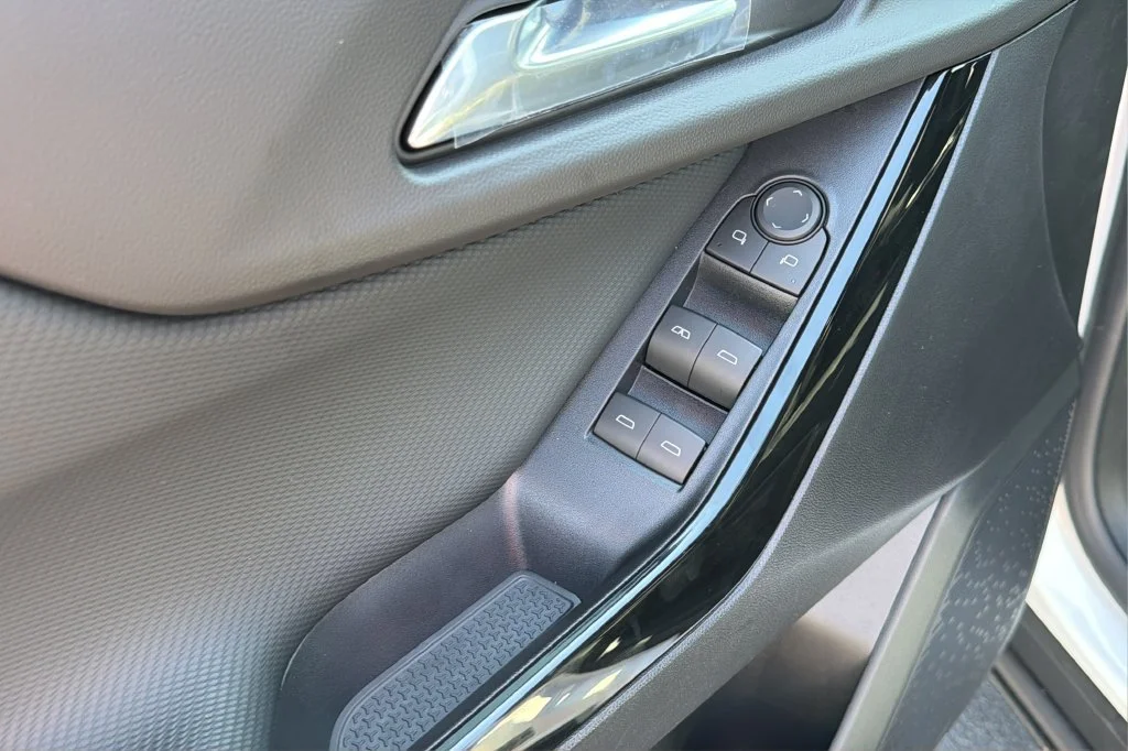 New 2027 Summit White Chevrolet LT image 16