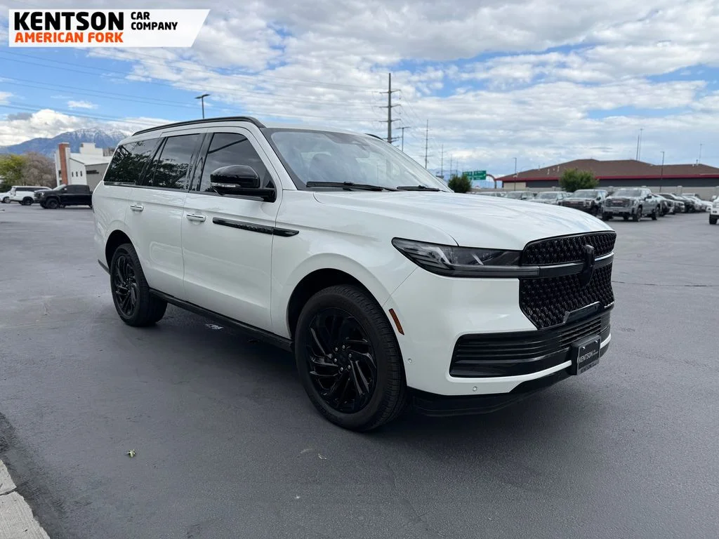 Used 2025 White Lincoln Reserve image 3