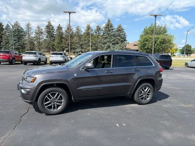 Used 2020 Granite Crystal Metallic Clearcoat Jeep Laredo image 2