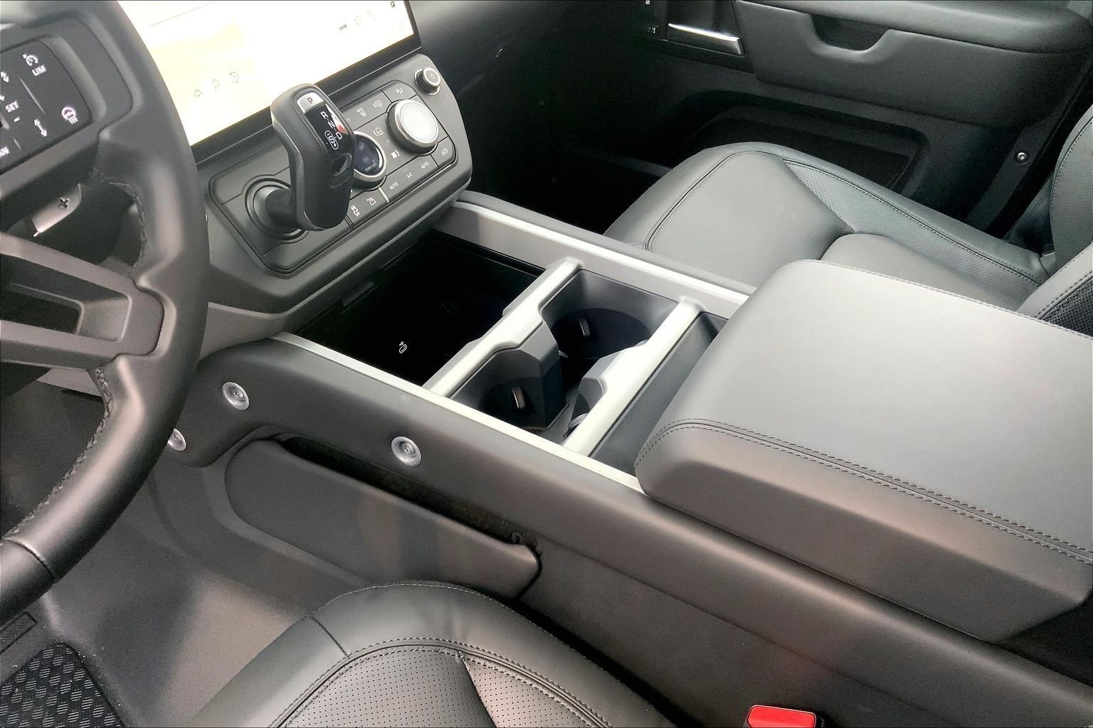 2026 Land Rover Defender V8 - Photo 7