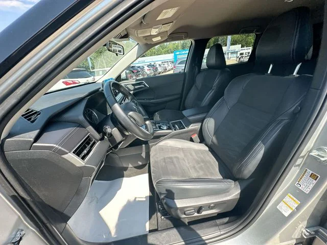 Used 2024 Silver Mitsubishi SE image 21