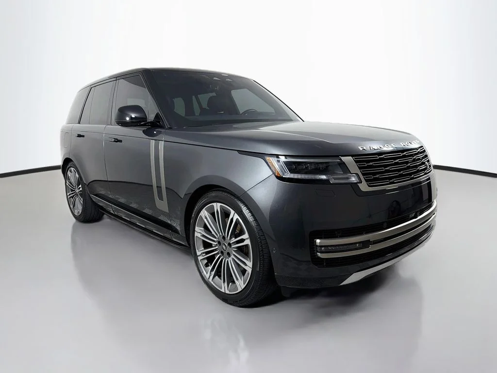 Used 2025  Land Rover SE image 3