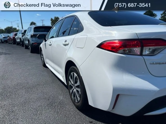 Used 2022 White Toyota LE image 8