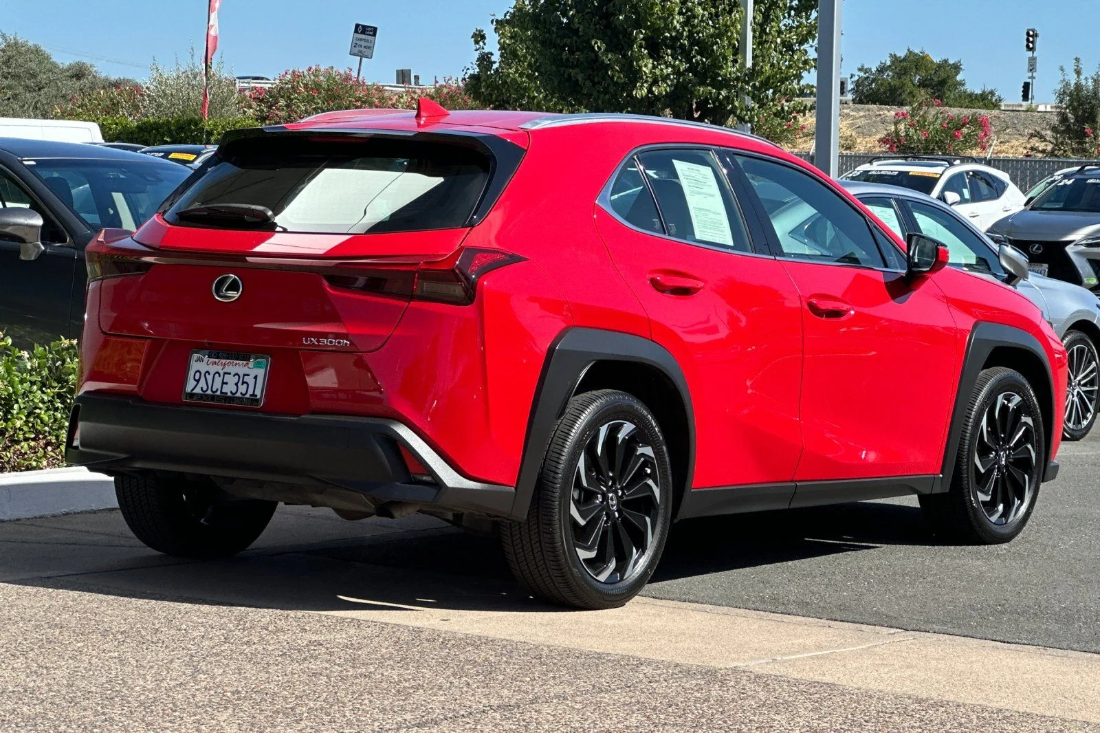 2025 Lexus UX Hybrid 300h - Photo 4