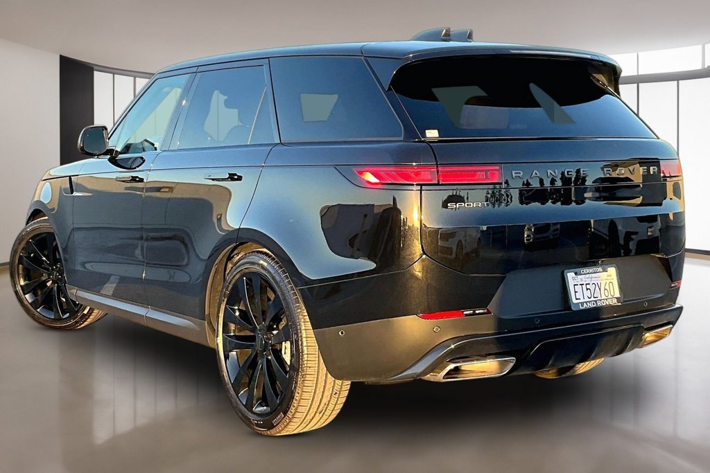 Used 2026 Santorini Black Metallic Land Rover SE image 4