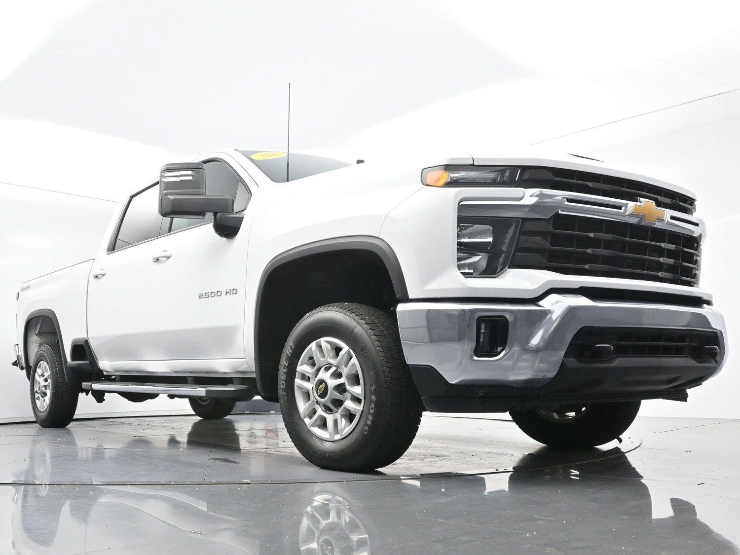 Used 2025 Summit White Chevrolet LT image 45