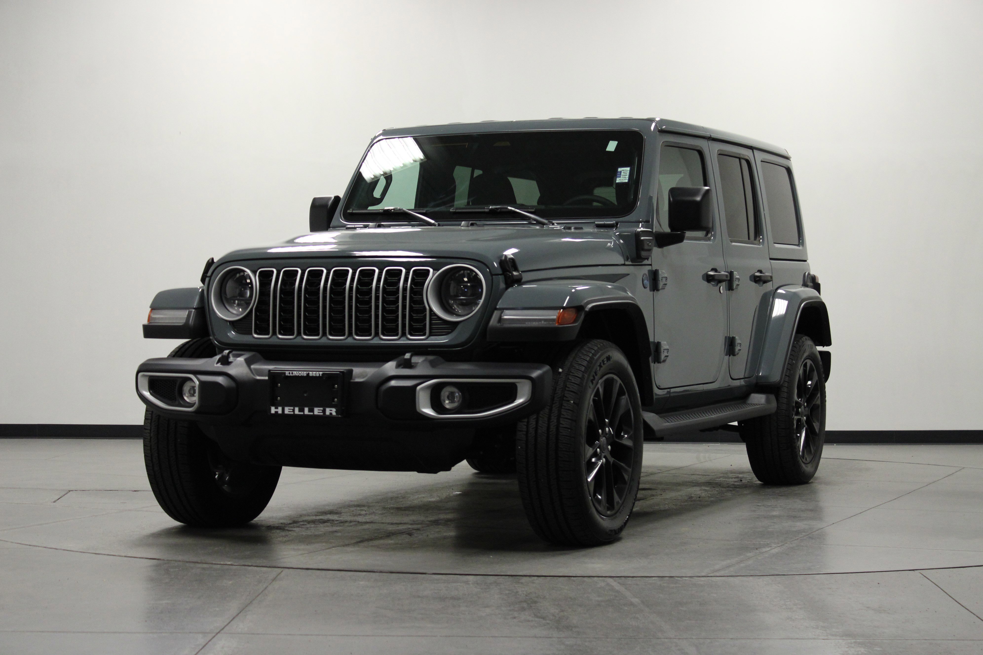 Used 2025 Anvil Clear Coat Jeep Sahara image 8