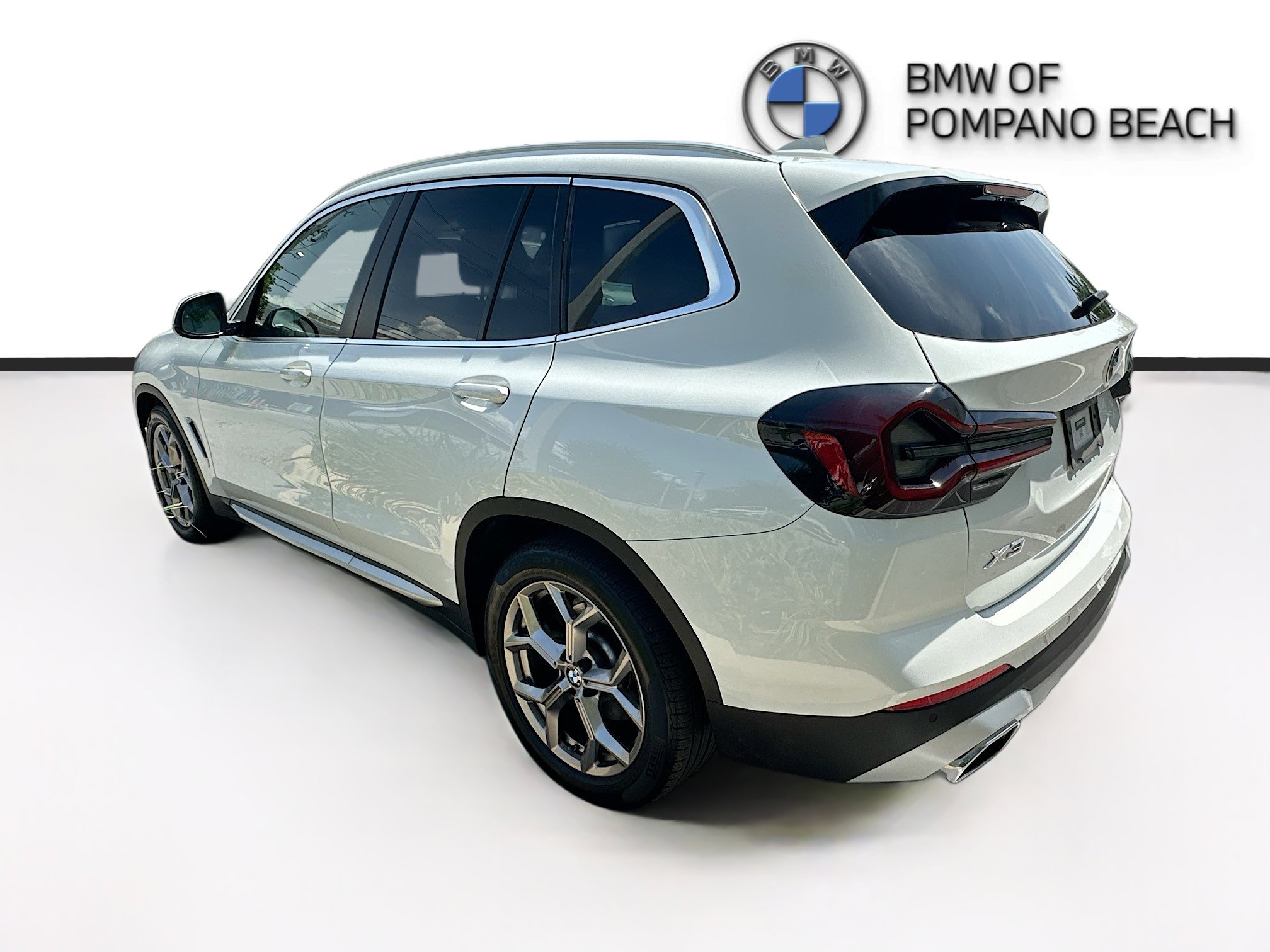 Used 2022 Alpine White BMW sDrive30i image 4