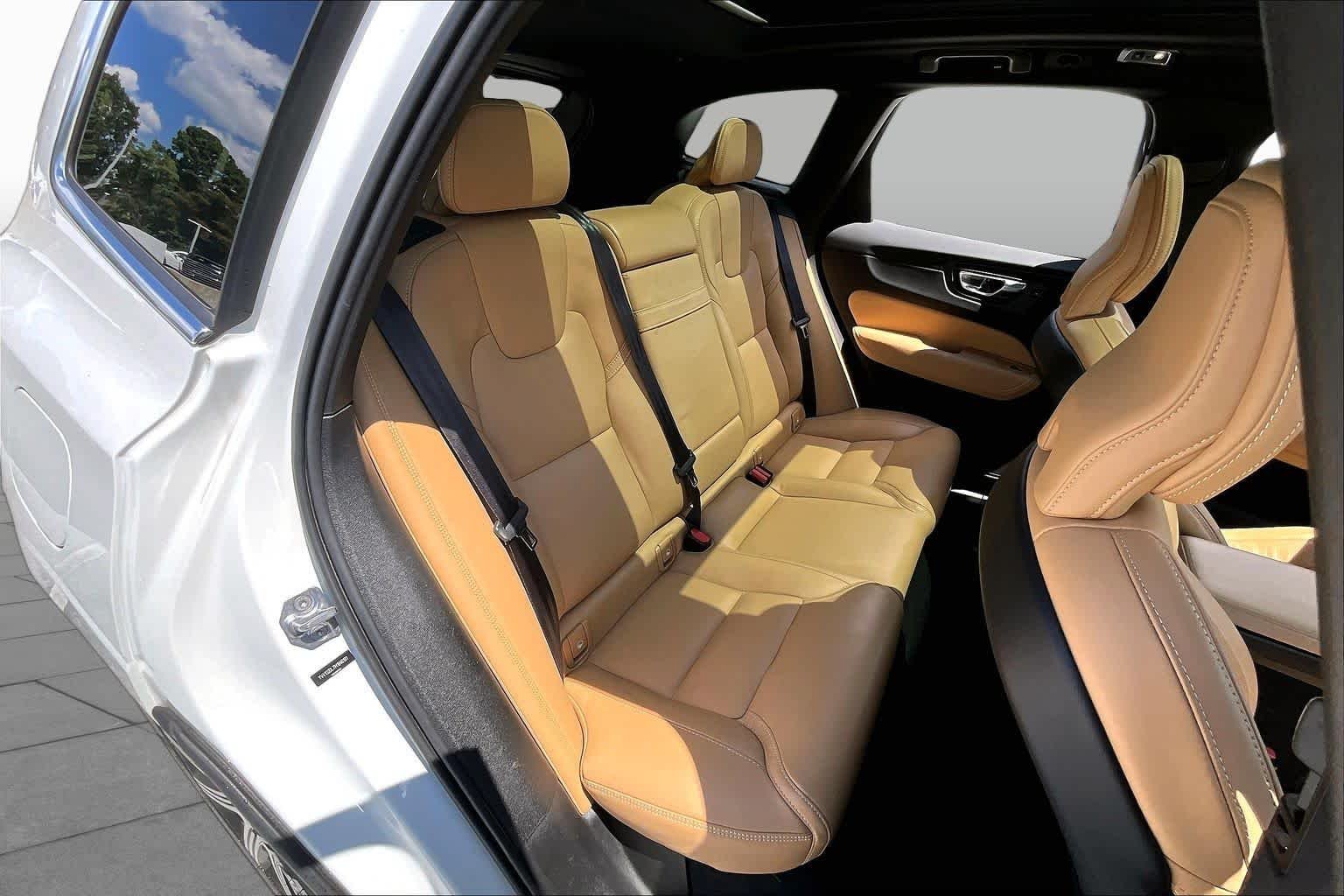 Used 2021 Crystal White Metallic Volvo Inscription image 20