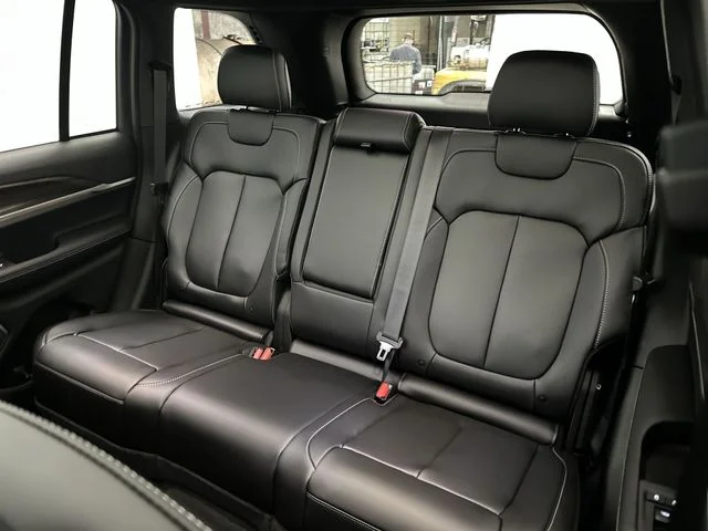 New 2026 Diamond Black Crystal Pearl-Coat Exterior Paint Jeep Limited image 27