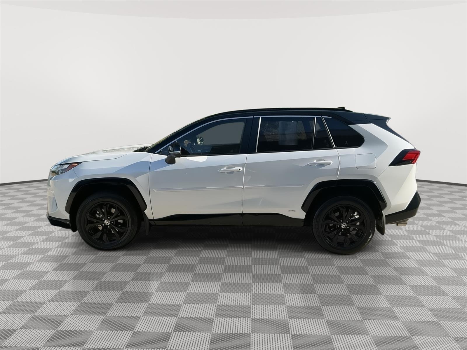 Used 2023 Wind Chill Pearl w/Midnight Black Metallic Roof TOYOTA XSE image 23