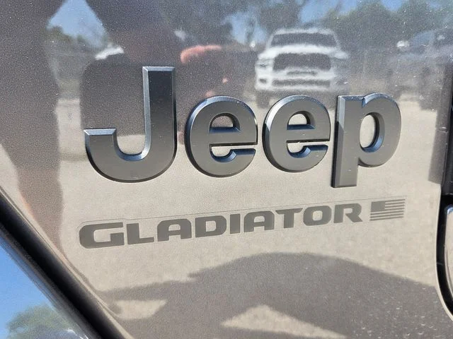 New 2026 Granite Crystal Metallic Clear-Coat Exterior Paint Jeep Sahara image 12
