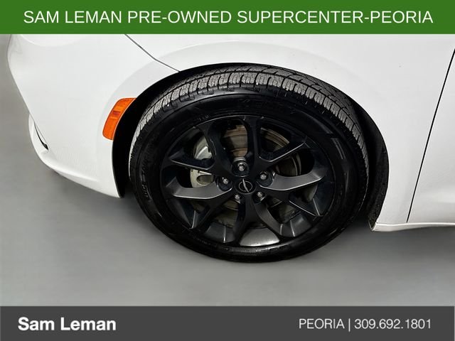 Used 2025 White Chrysler Limited image 32