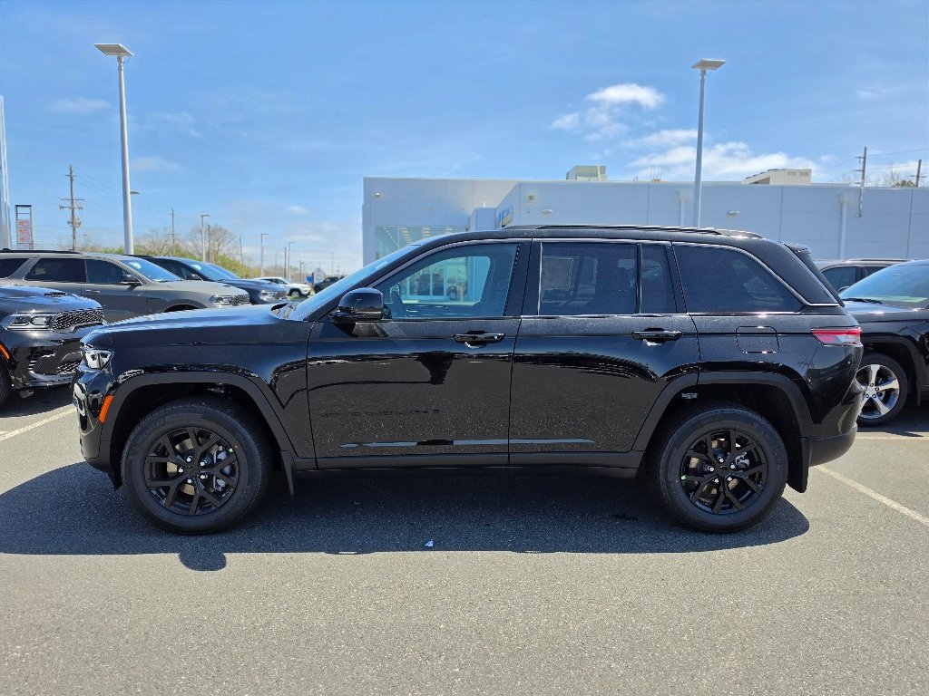 New 2026 Diamond Black Crystal Pearl-Coat Exterior Paint Jeep Altitude image 9