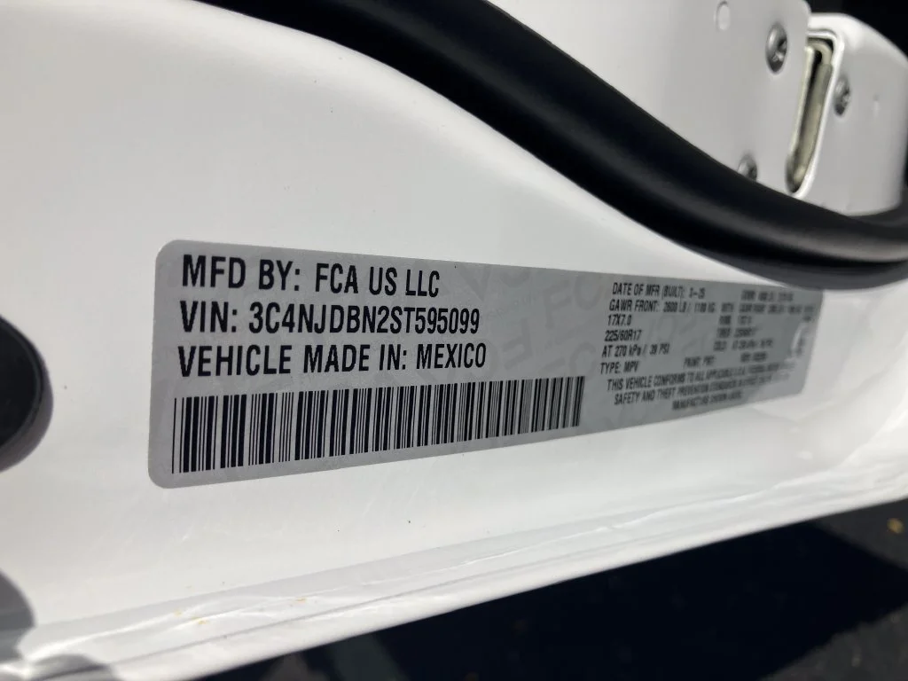 Used 2025 White Jeep Latitude image 31