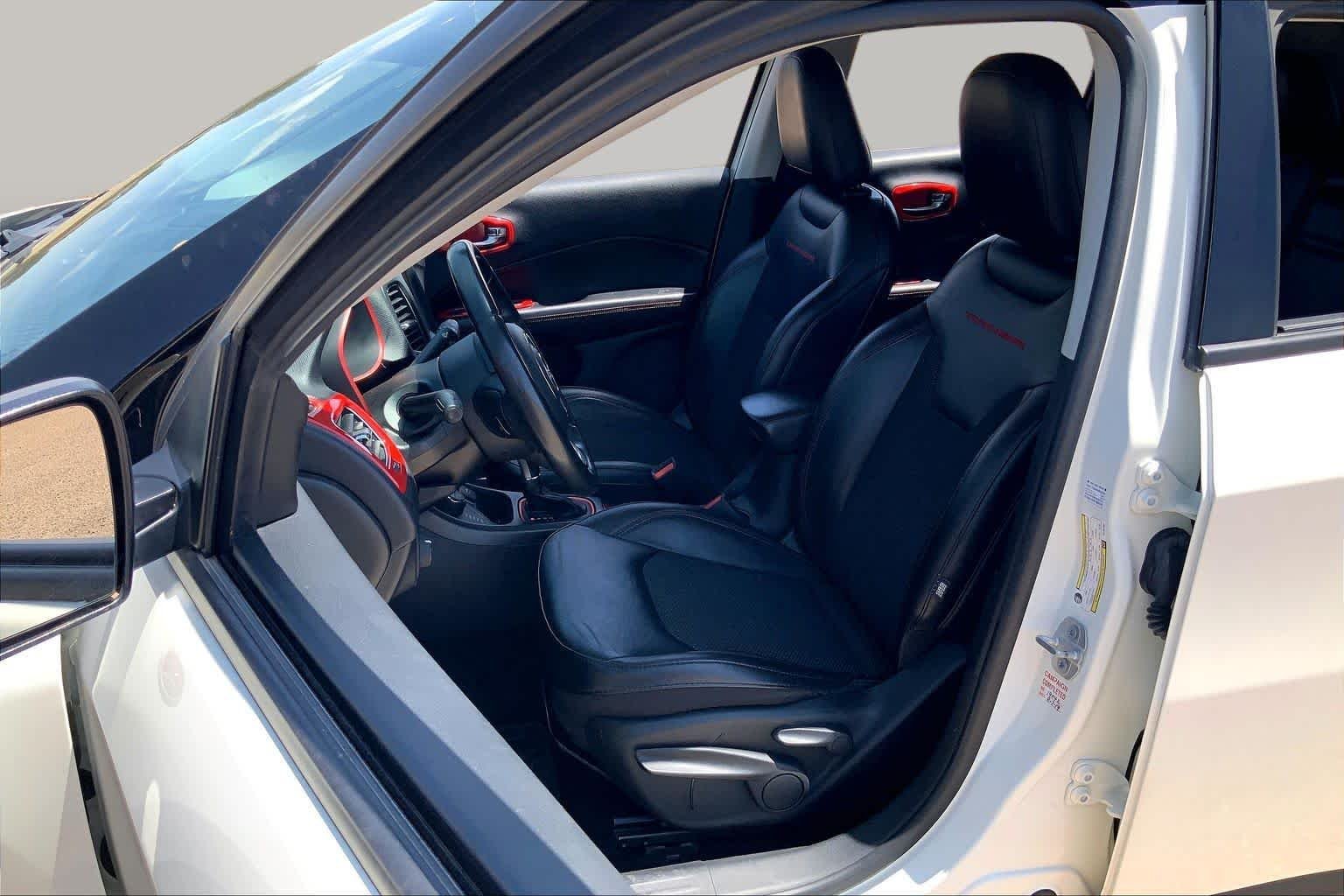 Used 2019 White Clearcoat Jeep Trailhawk image 8