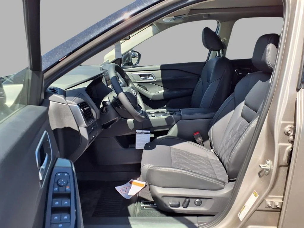 New 2026 Champagne Silver Metallic / Super Black Two-tone Nissan Platinum image 21