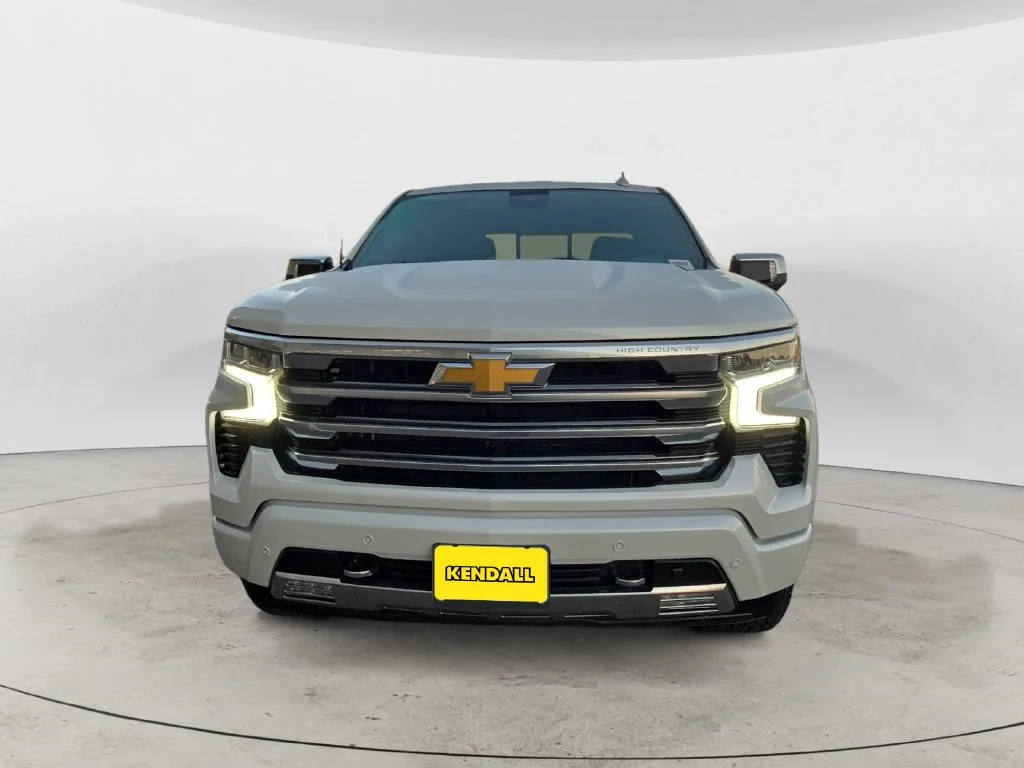 Used 2025 Beige Chevrolet High Country image 3