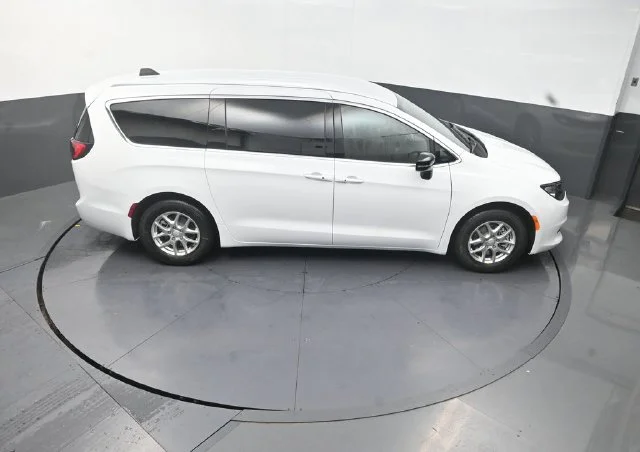 New 2027 Bright White Clear-Coat Paint Chrysler LX image 17