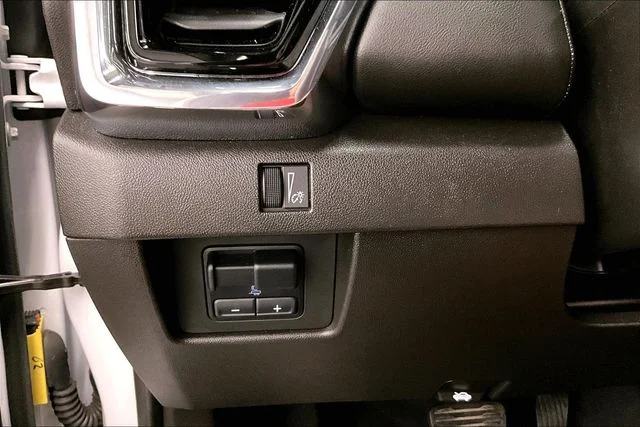 Used 2024 Summit White GMC Elevation image 38