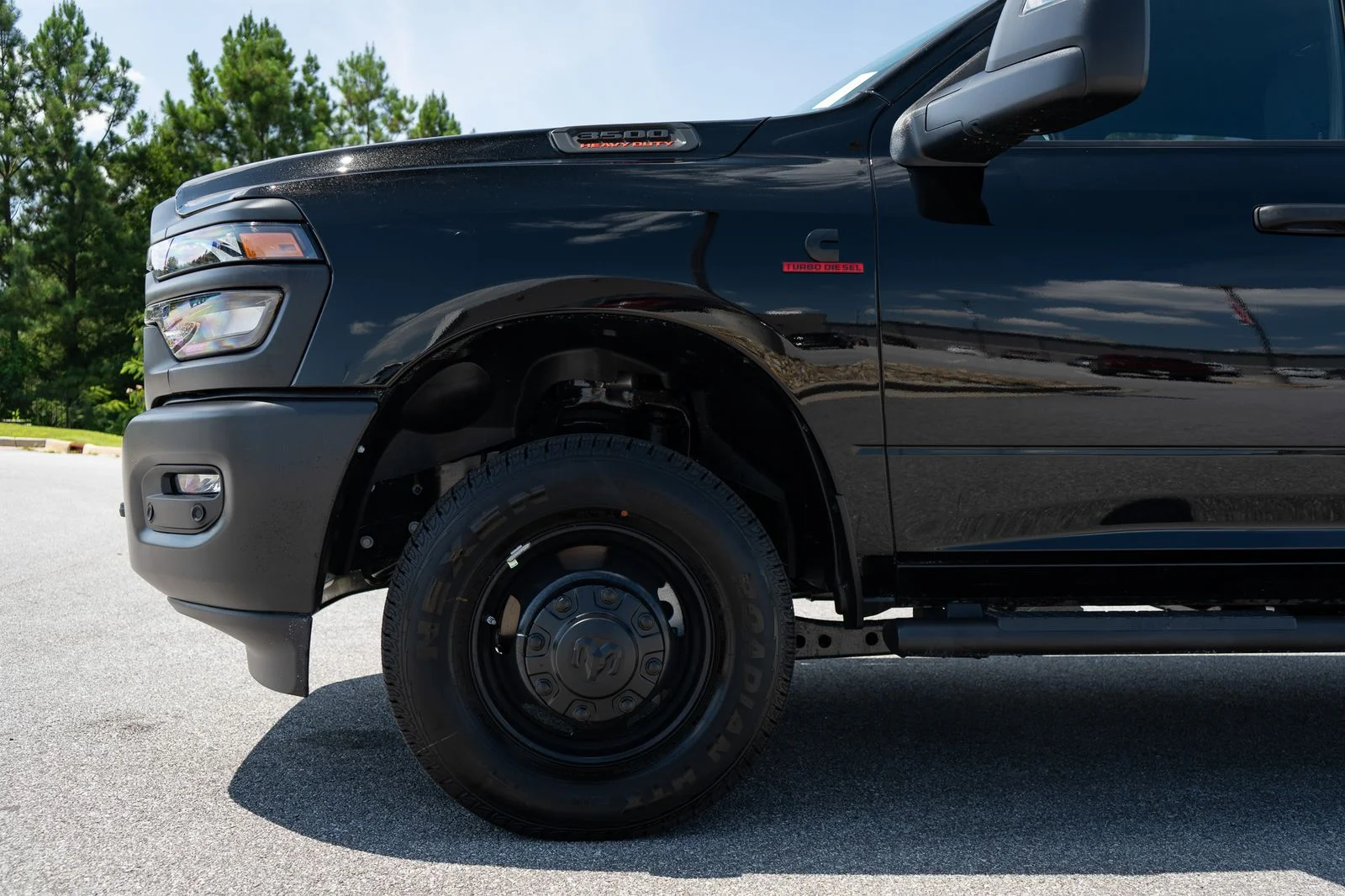 New 2026 Diamond Black Crystal Pearl-Coat Exterior Paint RAM Tradesman image 4
