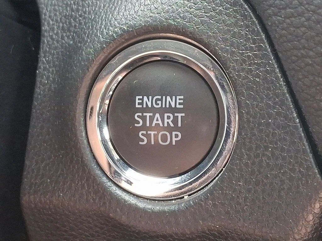 2025 Toyota RAV4 XLE - Photo 24