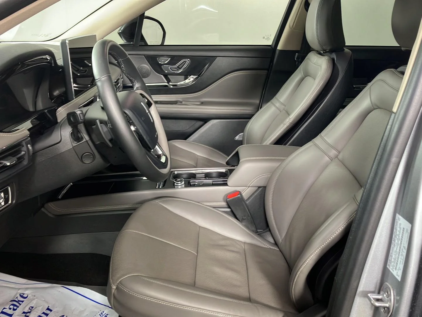 Used 2024 Silver Radiance Metallic Clearcoat Lincoln Reserve image 9