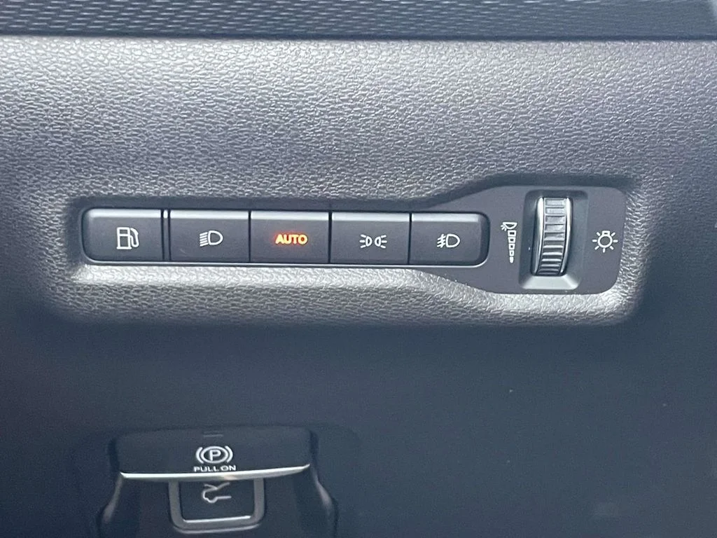 New 2026 Diamond Black Crystal Pearlcoat Jeep Laredo image 28