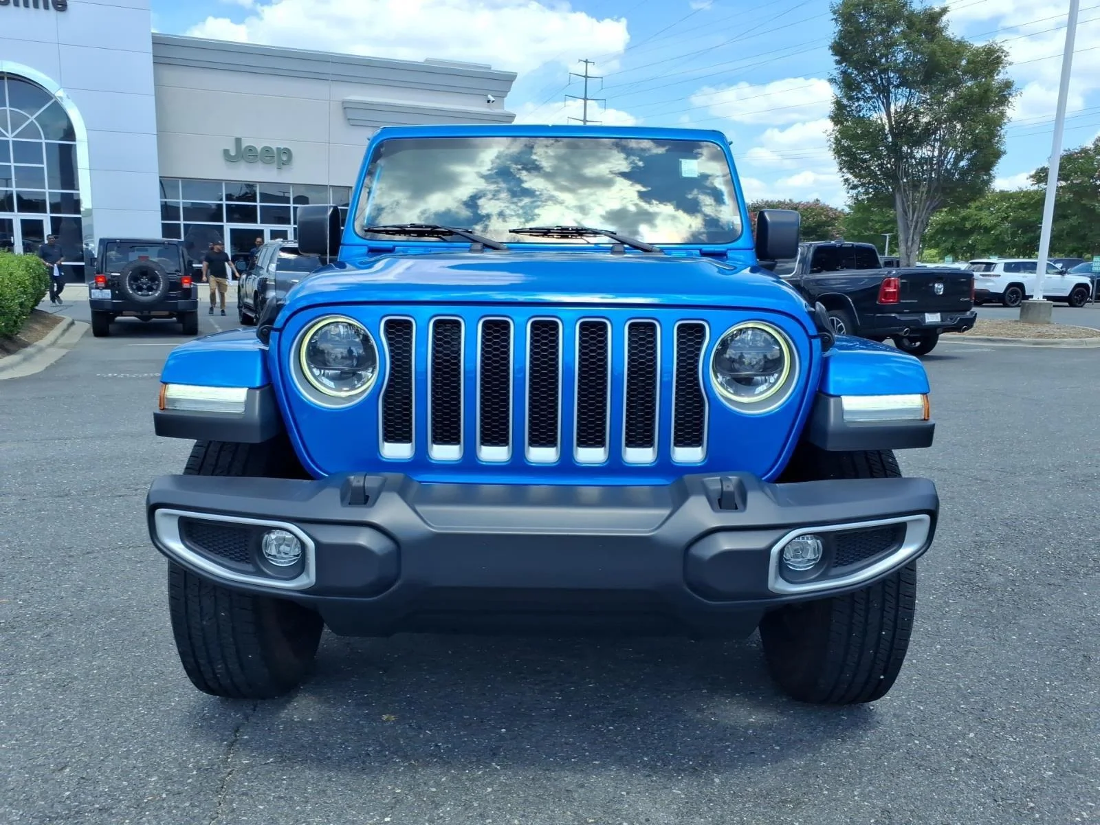 Used 2023 Hydro Blue Pearlcoat Jeep Sahara image 13