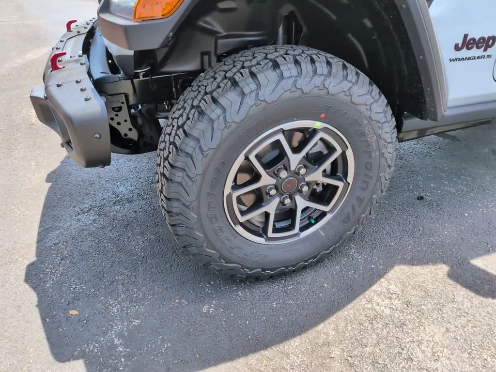 New 2026 Bright White Clear-Coat Exterior Paint Jeep Rubicon image 9