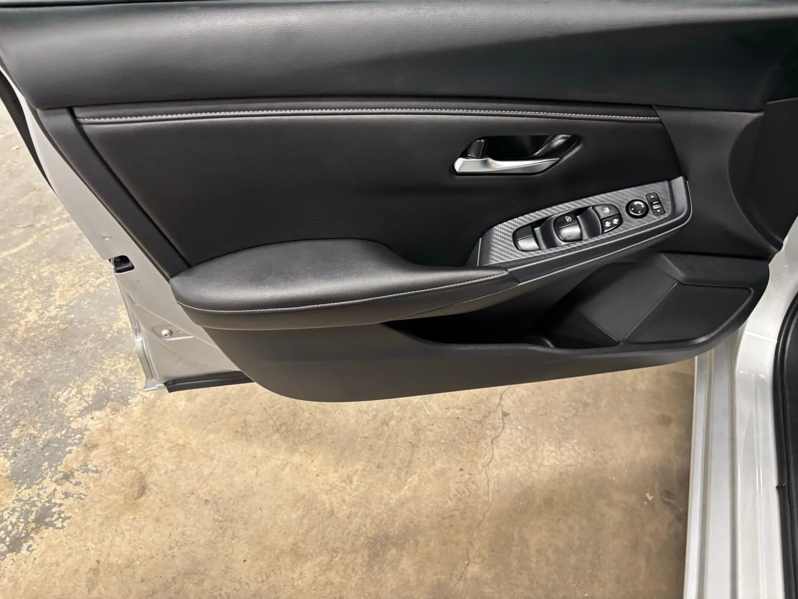 Used 2023 Silver Nissan S image 18
