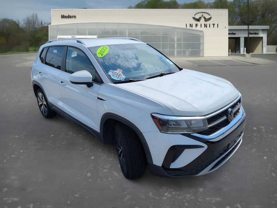 Used 2022 Pure White Volkswagen SE image 2