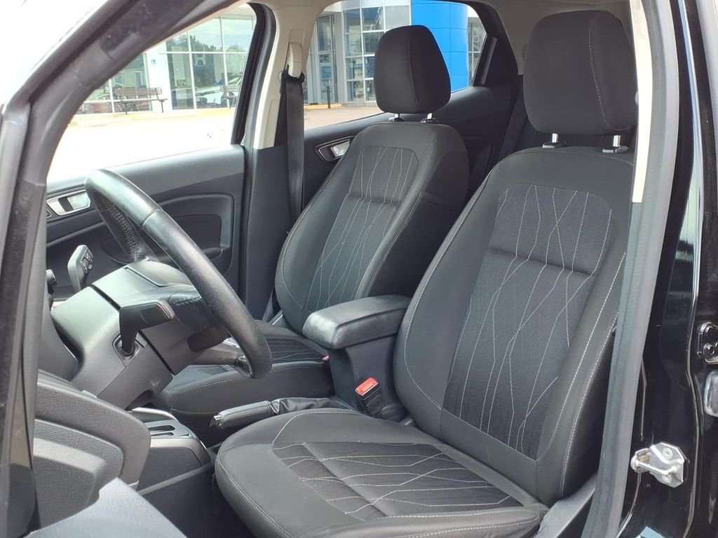 Used 2020 Shadow Black Ford SE image 2
