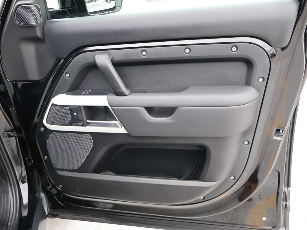 Used 2024 Santorini Black Metallic Land Rover SE image 11