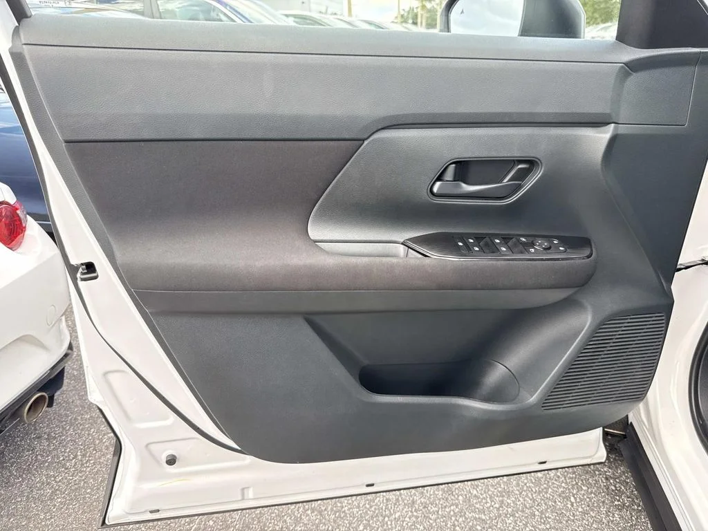 Used 2025 White Nissan S image 21