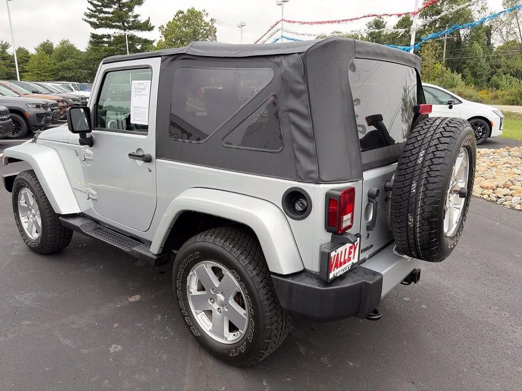 Used 2009 Silver Jeep Sahara image 5