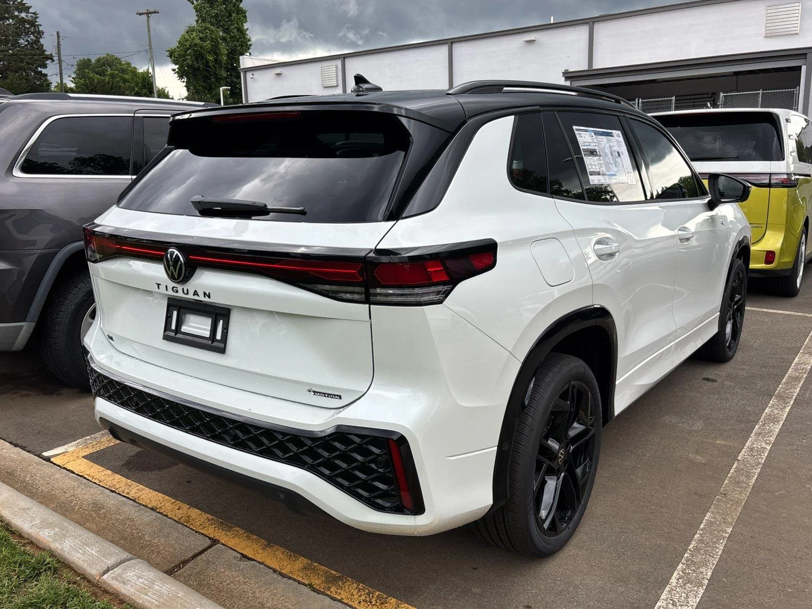 New 2026 opal white with deep black roof Volkswagen SE R-Line Black image 5
