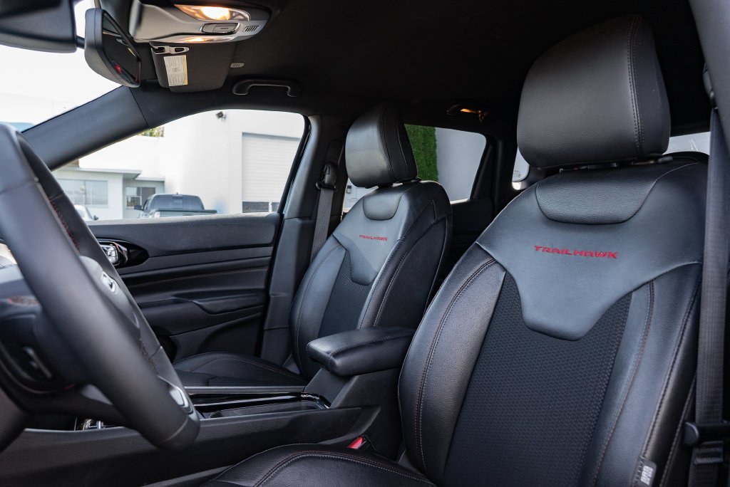 Used 2025 Diamond Black Crystal Pearlcoat Jeep Trailhawk image 22