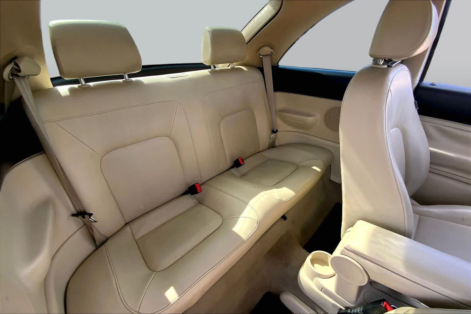 Used 2010 Candy White Volkswagen  image 18