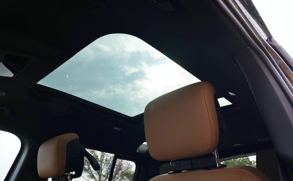 New 2026 Santorini Black Land Rover X-Dynamic SE image 13