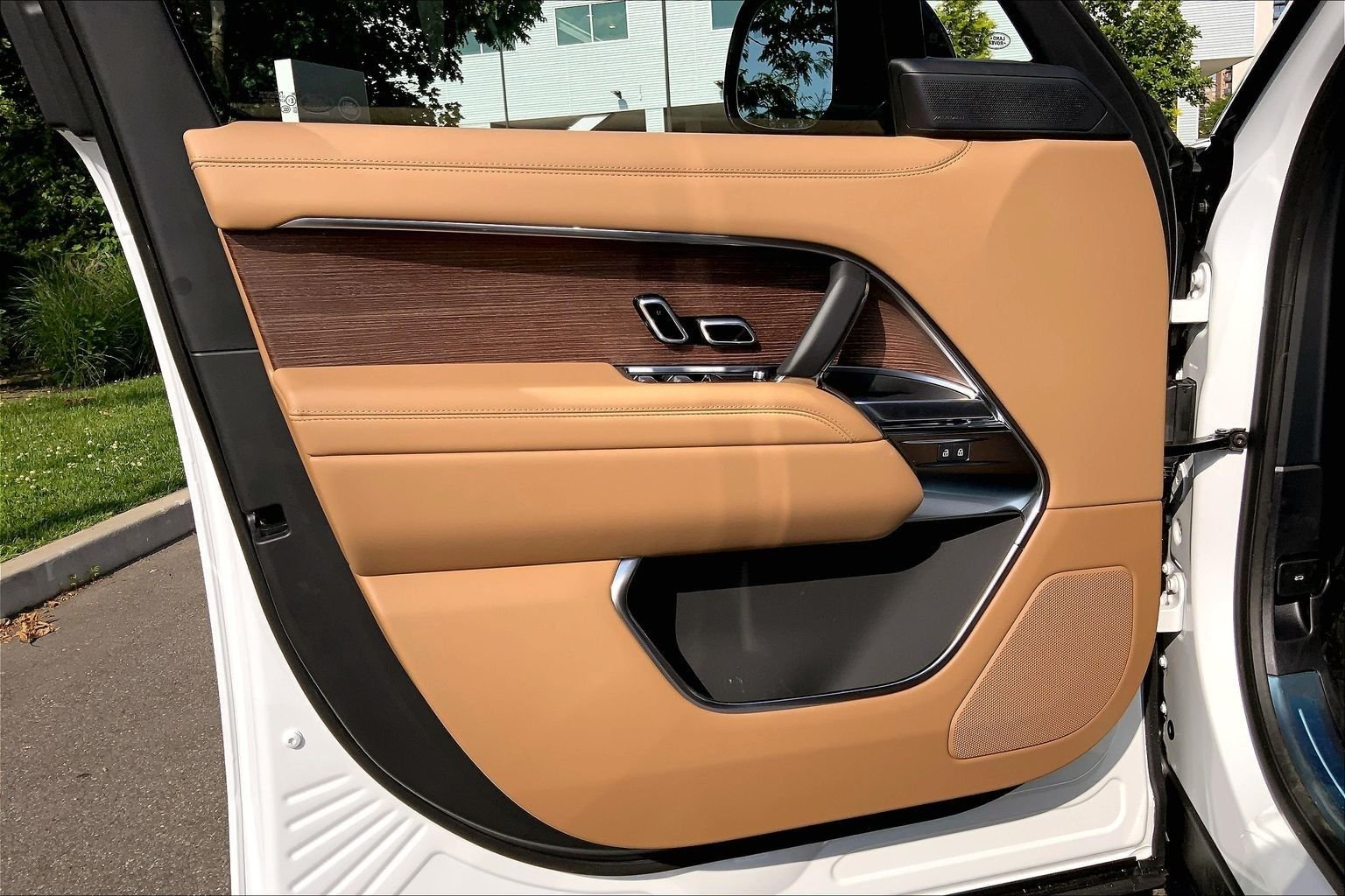 New 2026 Fuji White Land Rover SE LWB 7-Seats / V8 image 10