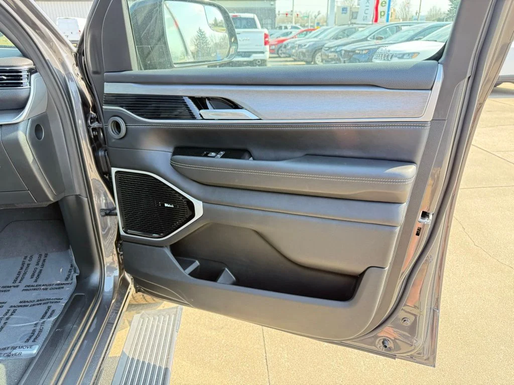 New 2026 Baltic-Gray Metallic Clear-Coat Exterior Paint Jeep Limited Altitude image 40