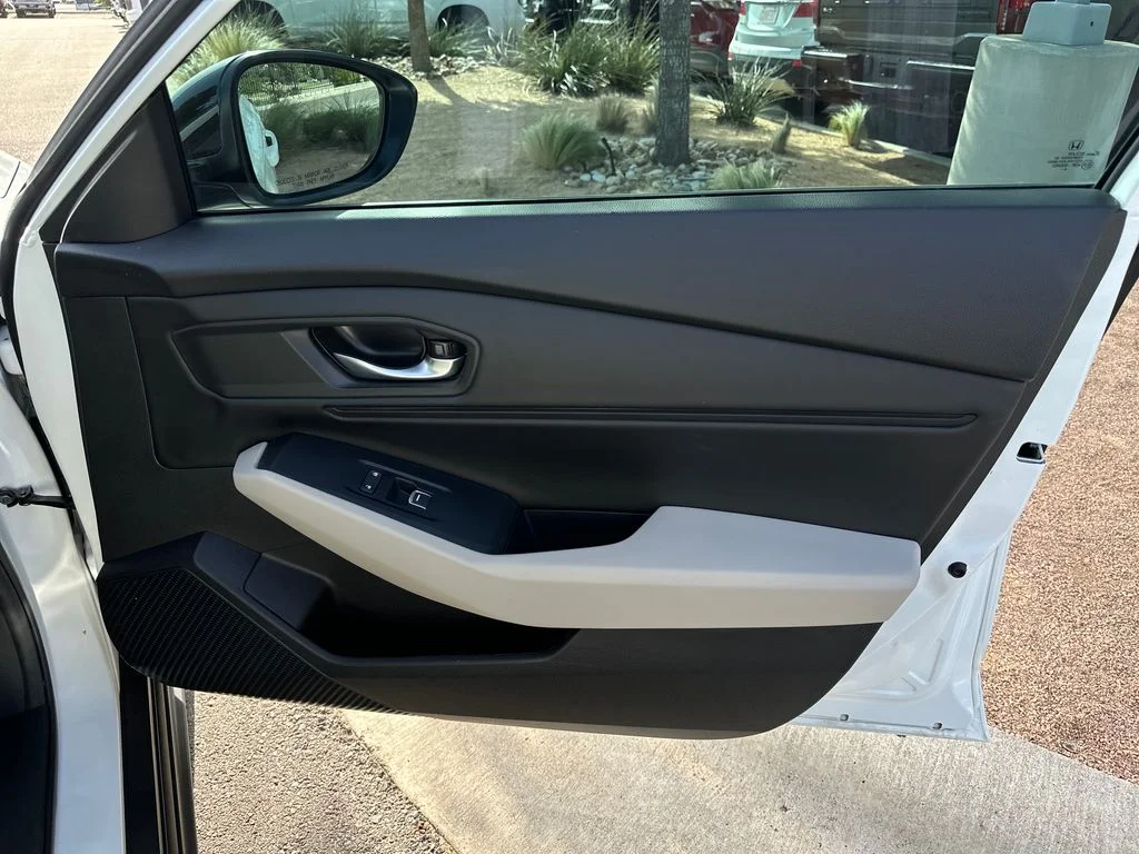 Used 2025 White Honda SE image 37