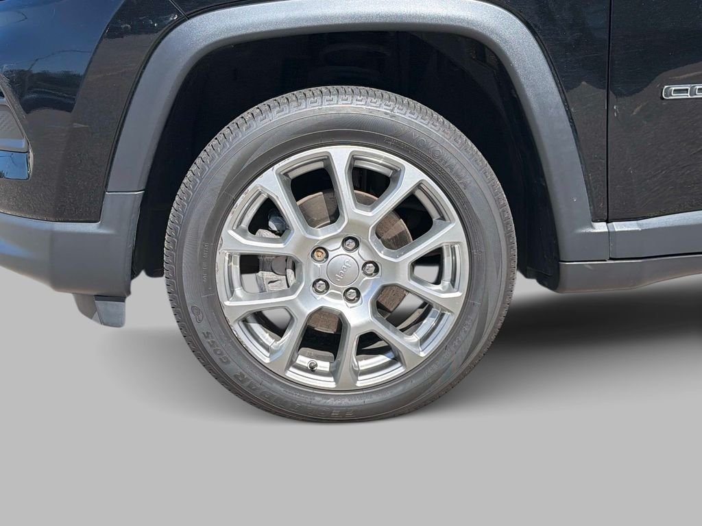 Used 2022 Black Jeep Latitude Lux image 9