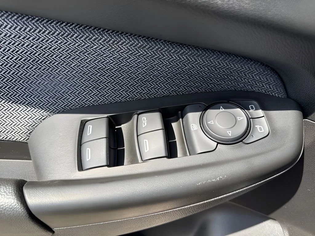 Used 2025 Summit White Chevrolet LT image 23