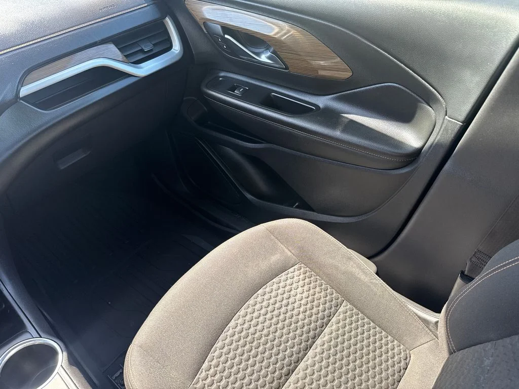 Used 2021 White GMC SLE image 14