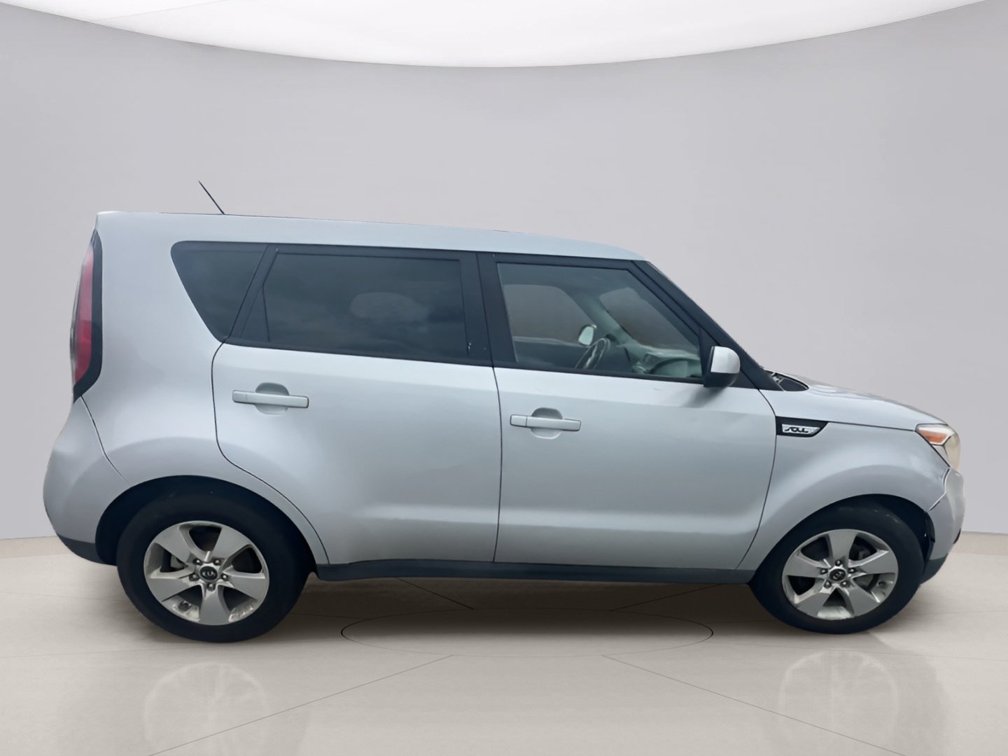 Used 2018 Silver Kia  image 9