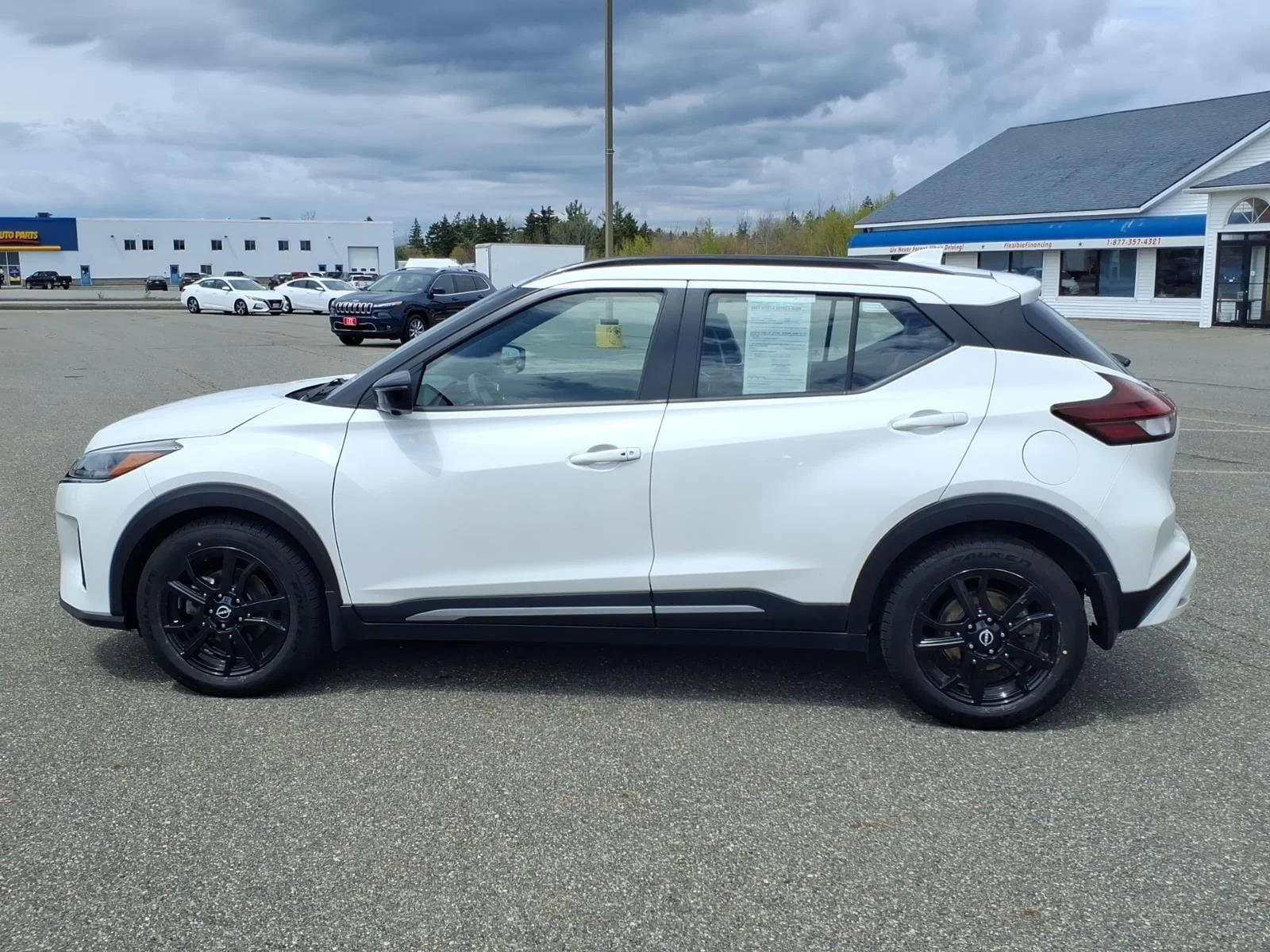Used 2024 Aspen White Nissan SR image 8